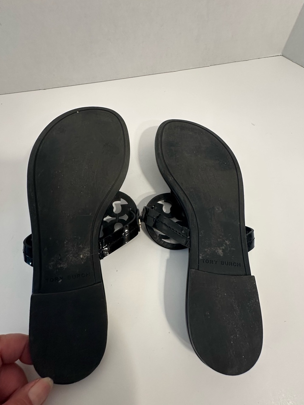 Tory Burch Black Patent Logo Medallion Thong Sandals - Picture 9 of 10